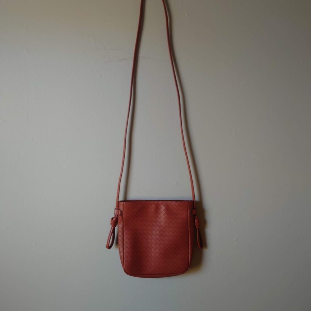 NWOT Universal Thread Brown Woven Crossbody Purse - Picture 2 of 2